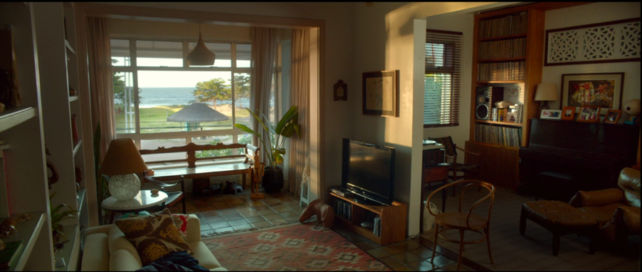 A Mulher que não faz concessão ao Desejo 2 A decoração que acontece com o tempo do filme “Aquarius” – As Casas do Cinema