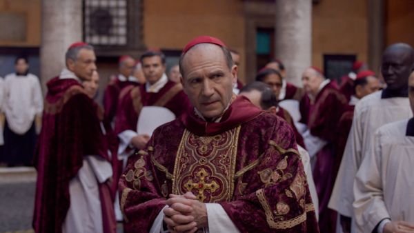 Conclave: filme gera polêmica na Igreja ao revelar escolha de papas
